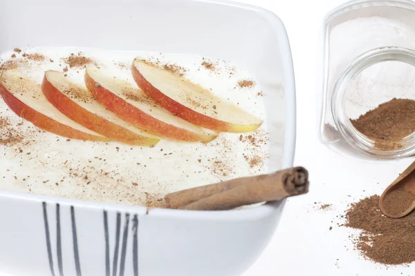 Рисовий пудинг з яблуком та корицею — стокове фото