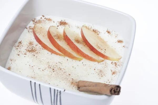 Рисовый пудинг с яблоком и корицей — стоковое фото