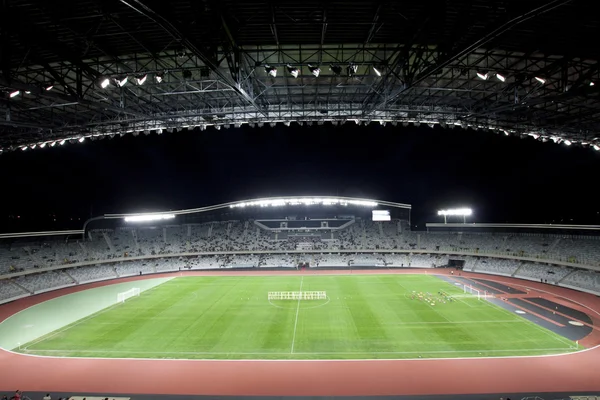 CLUJ NAPOCA, โรมาเนีย-OCT 1. การเปิดสนามกีฬากลางแจ้งในวันที่ 1 ตุลาคม ค.ศ. 2011 ใน คลูจ์ เอ็น, โรมาเนีย. สนามกีฬานั่ง 31,000 เป็นสนามฟุตบอลที่ใหญ่ที่สุดในทรานซิลเวเนีย และได้รับการจัดอันดับให้เป็นสนามกีฬายูฟ่าอีลิท . — ภาพถ่ายสต็อก