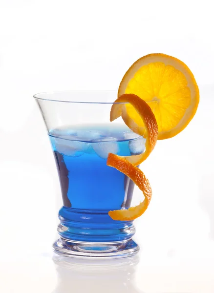 Blauer Curaçao-Cocktail isoliert auf Weiß — Stockfoto