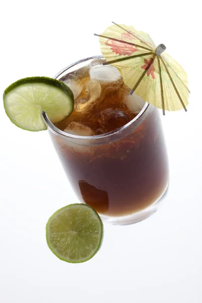 Cuba Libre Cocktail isolado sobre fundo branco — Fotografia de Stock