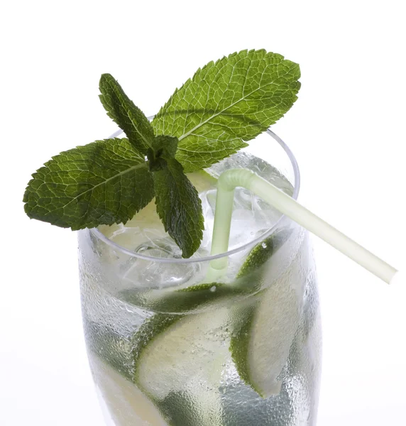 Pić świeży mojito — Zdjęcie stockowe