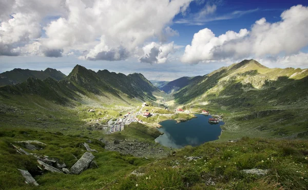 Landschap in de zomer van balea lake, bergen van fagaras, Roemenië — Stockfoto