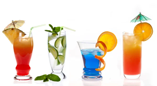 Cocktail diversi su sfondo bianco — Foto Stock