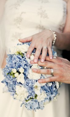Düğün Çiçeğindeki Eller ve Yüzükler