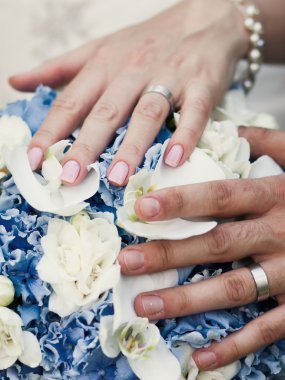 Düğün Çiçeğindeki Eller ve Yüzükler