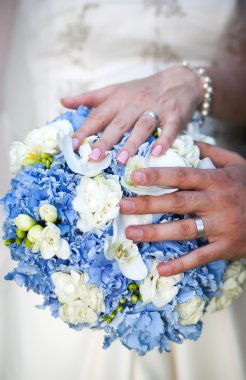 Düğün Çiçeğindeki Eller ve Yüzükler