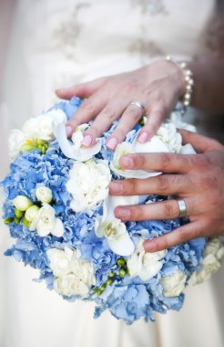 Düğün Çiçeğindeki Eller ve Yüzükler