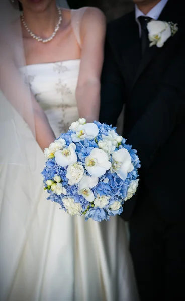 Couple with wedding bouquet — Stock Photo, Image
