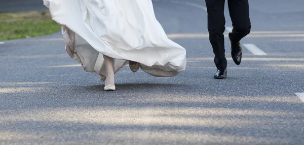 Bride and groom running — Stock Photo, Image