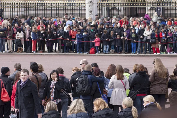 LONDRES - APR 13: A mudança colorida da cerimônia de guarda no Palácio de Buckingham em 13 de abril de 2013 em Londres, Reino Unido — Fotografia de Stock