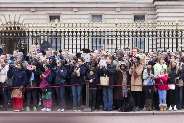 London - 13. apr: die farbenfrohe Wachablösung im buckingham Palace am 13. april 2013 in london, uk — Stockfoto