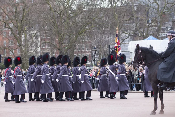 LONDRES - 13 DE ABR: El colorido cambio de la ceremonia de guardia en el Palacio de Buckingham el 13 de abril de 2013 en Londres, Reino Unido —  Fotos de Stock