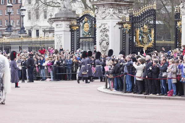 LONDRES - 13 DE ABR: El colorido cambio de la ceremonia de guardia en el Palacio de Buckingham el 13 de abril de 2013 en Londres, Reino Unido — Foto de Stock