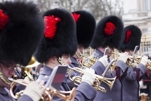 LONDON - APR 13: The colorful changing of the guard ceremony at Buckingham Palace on April 13th, 2013 in London, UK — Stock Photo, Image