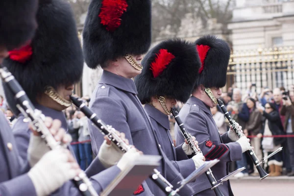 LONDON - APR 13: The colorful changing of the guard ceremony at Buckingham Palace on April 13th, 2013 in London, UK — Stock Photo, Image