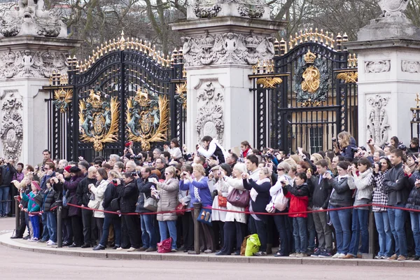 LONDON - APR 13: The colorful changing of the guard ceremony at Buckingham Palace on April 13th, 2013 in London, UK — Stock Photo, Image