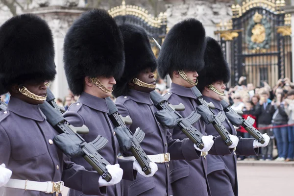 LONDRES - 13 DE ABR: El colorido cambio de la ceremonia de guardia en el Palacio de Buckingham el 13 de abril de 2013 en Londres, Reino Unido —  Fotos de Stock