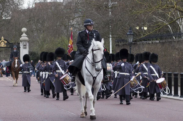 LONDRES - 13 DE ABR: El colorido cambio de la ceremonia de guardia en el Palacio de Buckingham el 13 de abril de 2013 en Londres, Reino Unido — Foto de Stock