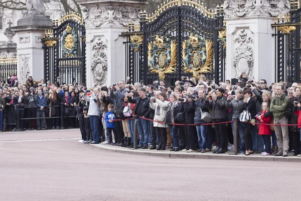 LONDON - APR 13: The colorful changing of the guard ceremony at Buckingham Palace on April 13th, 2013 in London, UK — Stock Photo, Image