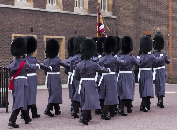 London - 13. apr: die farbenfrohe Wachablösung im buckingham Palace am 13. april 2013 in london, uk — Stockfoto