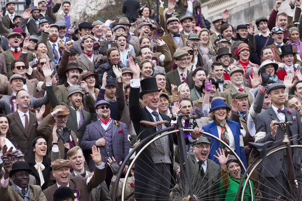 LONDON - APR 13: Unidentified participants taking a group picture after finishing the London Tweed run contest, "a metropolitan bicycle ride with a bit of style" on April 13th, 2013 in London, UK — Stock Photo, Image