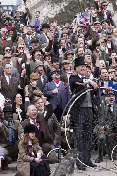 London - 13. Apr: Unbekannte Teilnehmer machen ein Gruppenbild nach dem London Tweed Run Contest, einer "Metropolradtour mit ein bisschen Stil" am 13. April 2013 in London, Großbritannien — Stockfoto