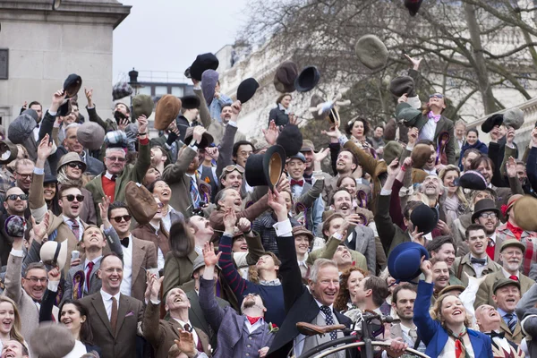 Londen - apr 13: niet-geïdentificeerde deelnemers een groepsfoto nemen na het beëindigen van de london tweed wedstrijd lopen, "een metropolitan fiets ride met een beetje stijl" op 13 april 2013 in Londen, Verenigd Koninkrijk — Stockfoto