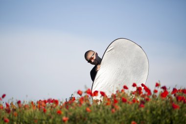 adam tutarak reflektör photographies için