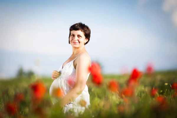 Wanita hamil muda di ladang opium — Stok Foto