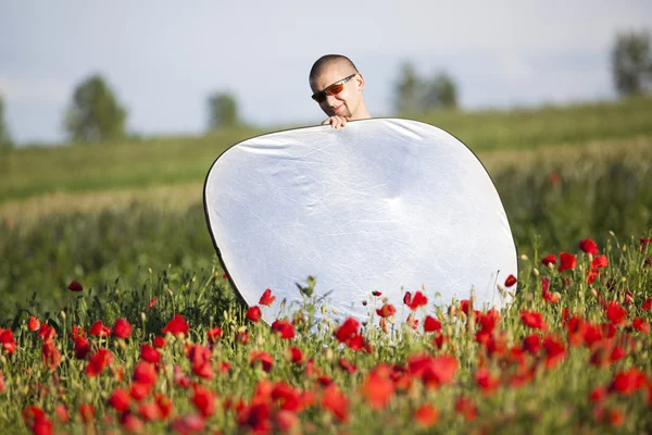 Man holding reflectors for photographies — Stock Photo, Image