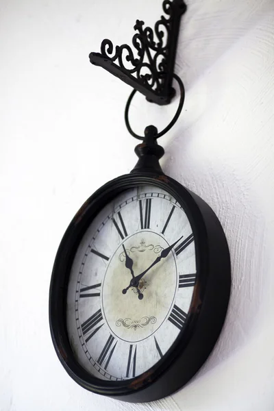 Viejo reloj colgando en la pared —  Fotos de Stock