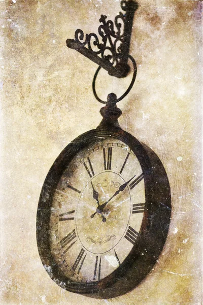 Vintage foto di vecchio orologio appeso al muro — Foto Stock