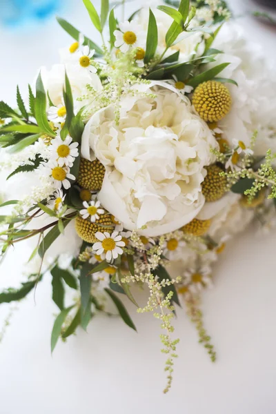 Belo buquê de casamento branco — Fotografia de Stock