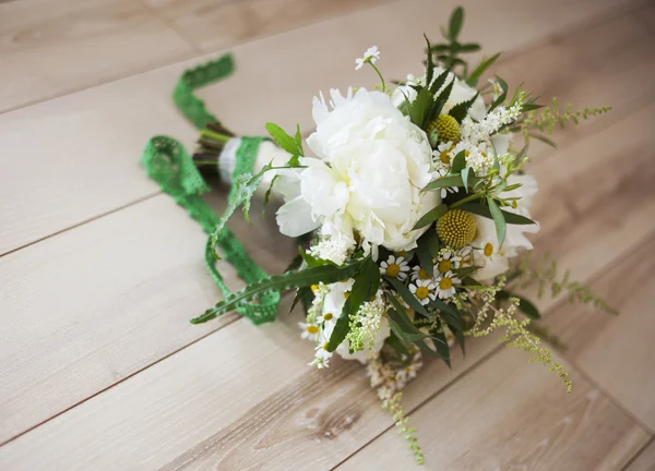 Beautiful white wedding bouquet — Stock Photo, Image