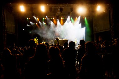 Konserde kalabalık