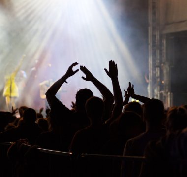 Konserde kalabalık