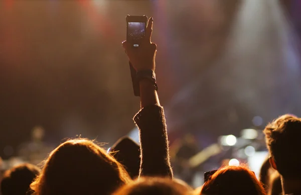 Folkmassa vid konsert — Stockfoto