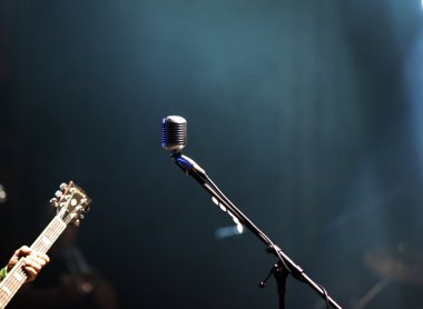 Sahne ışıklarında mikrofon