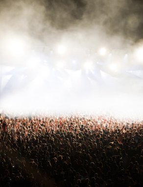 Konserde kalabalık