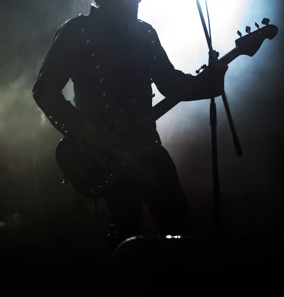 Kytarista silueta v kouři během koncertu — Stock fotografie