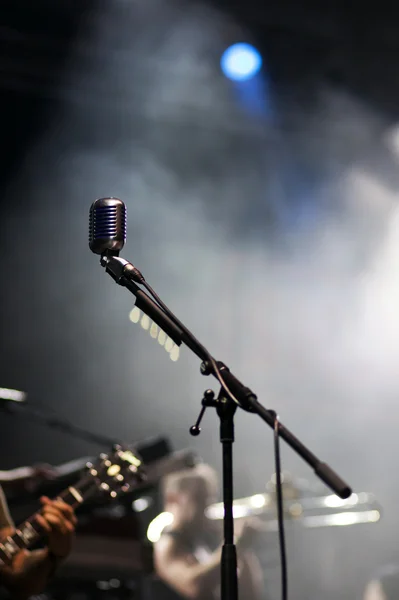 Mikrofon w świetle scenicznym — Zdjęcie stockowe