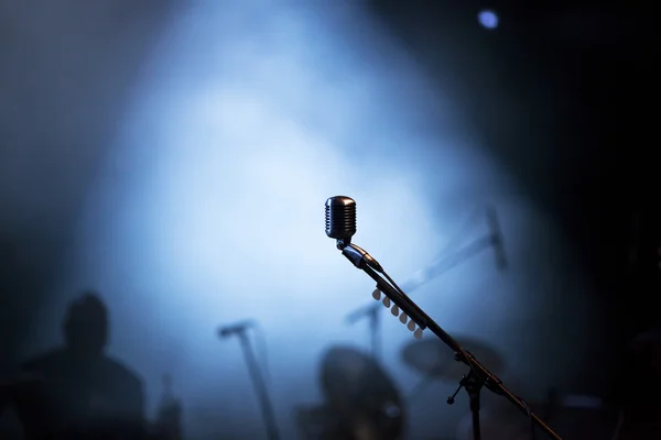 Micrófono en luces de escenario — Foto de Stock