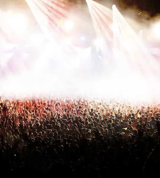 Толпа на концерте — стоковое фото