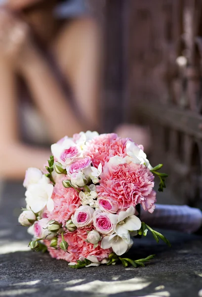 Bonito buquê de casamento branco e rosa com noiva no fundo — Fotografia de Stock