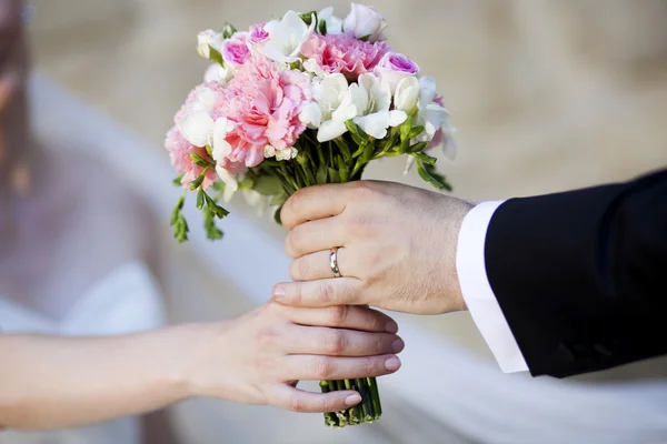 Manos y anillos en el ramo de bodas —  Fotos de Stock
