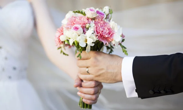 결혼식 피로연에 관한 손 과 반지 — 스톡 사진