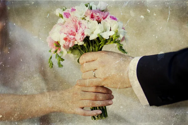 Mains Et Anneaux Sur Le Bouquet De Mariage — Photo