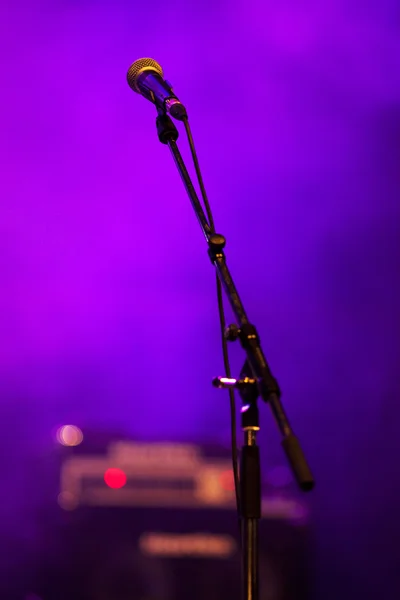 Micrófono en luces de escenario — Foto de Stock