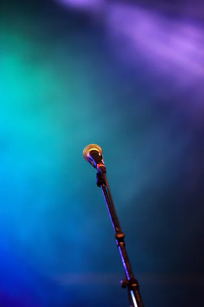 Microphone dans les lumières de scène — Photo